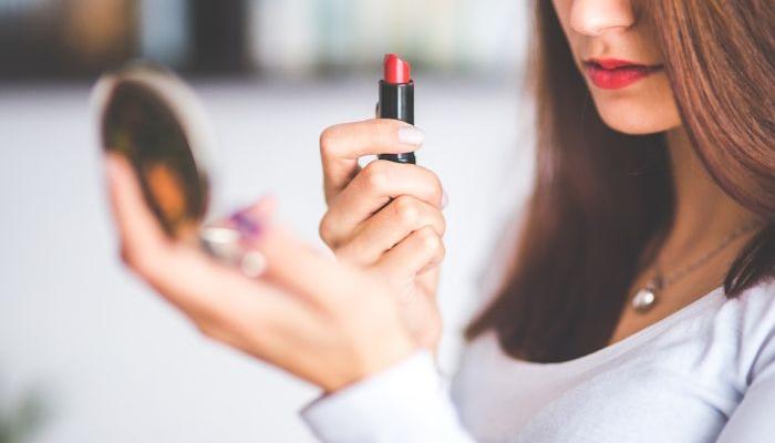 What is it about RED LIPSTICK that is driving men CRAZY?